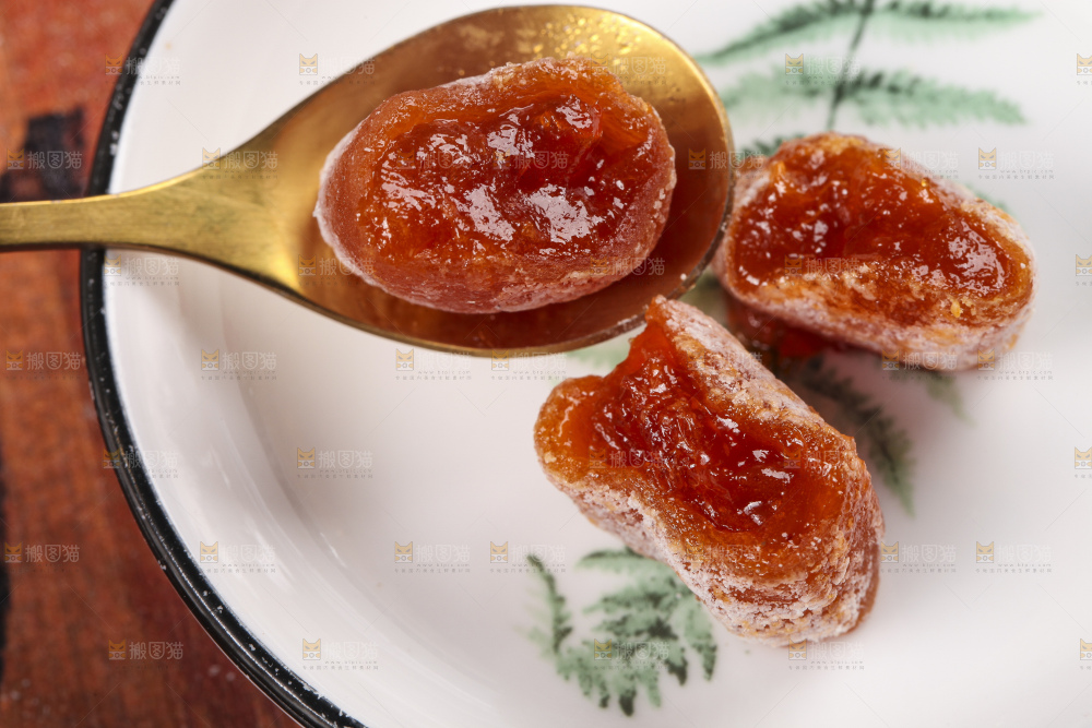 盘子里装着霜降柿饼