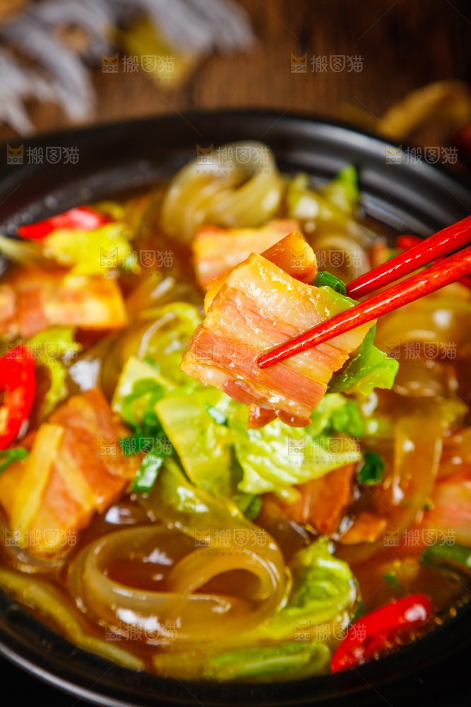 黑石板上放着一锅猪肉炖粉条