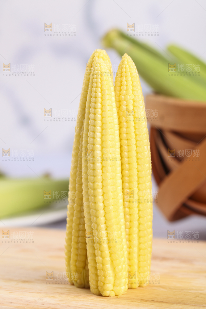 木板上的迷你玉米棒