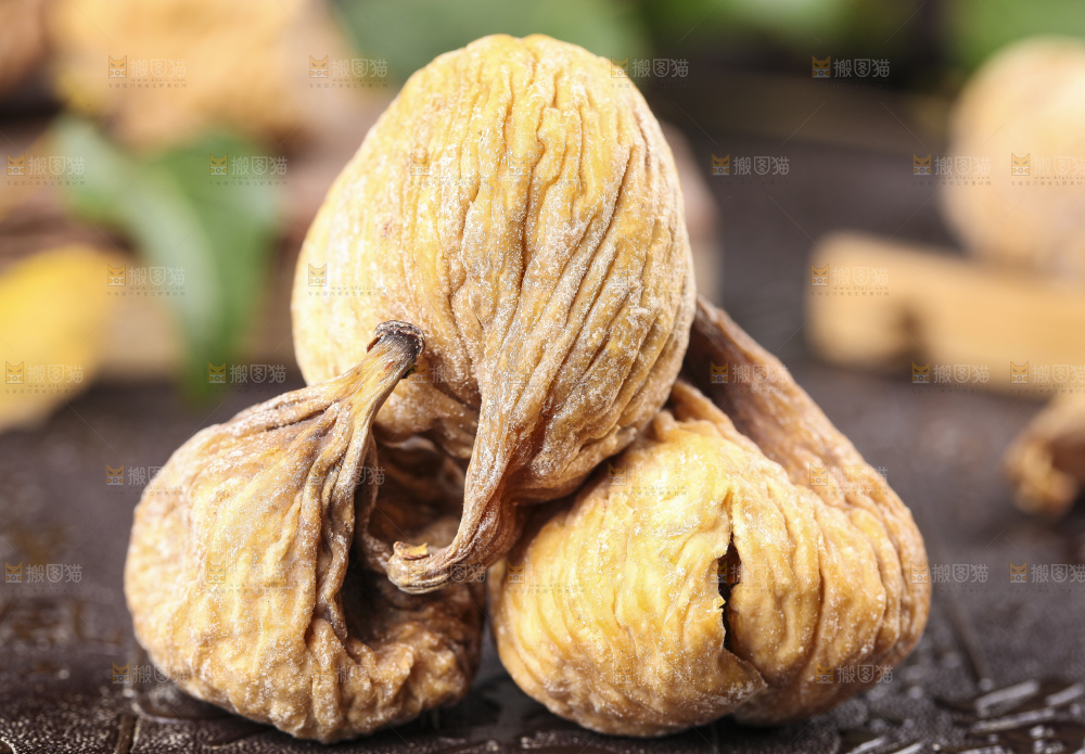 木底上的土耳其无花果干