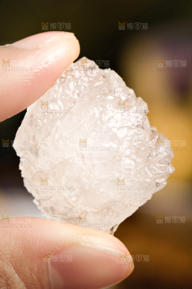 手里拿着多晶冰糖
