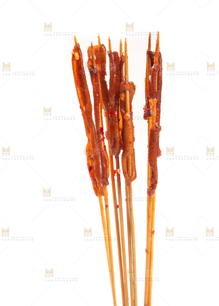 白底上放着鸭肠串