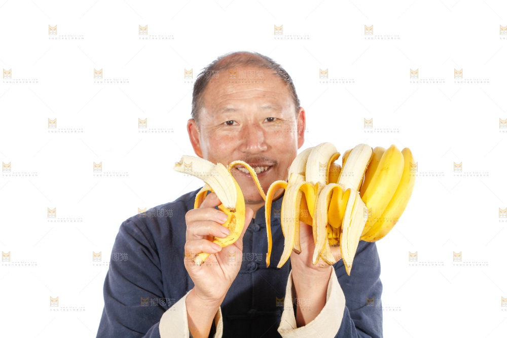 农民手里拿着一串香蕉