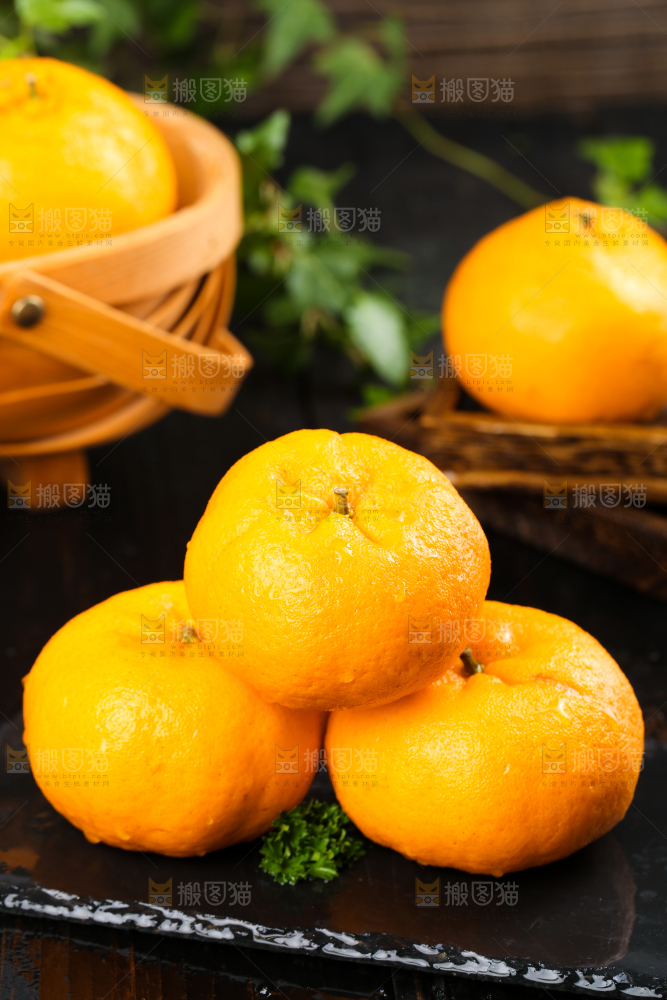黑石板上的椪柑橘