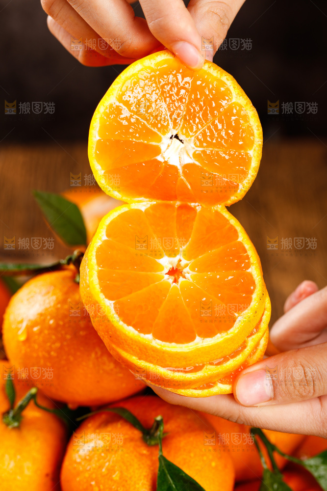 手里拿着橘子