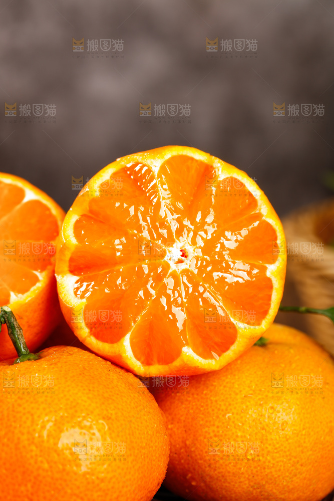 木底上摆放着橘子