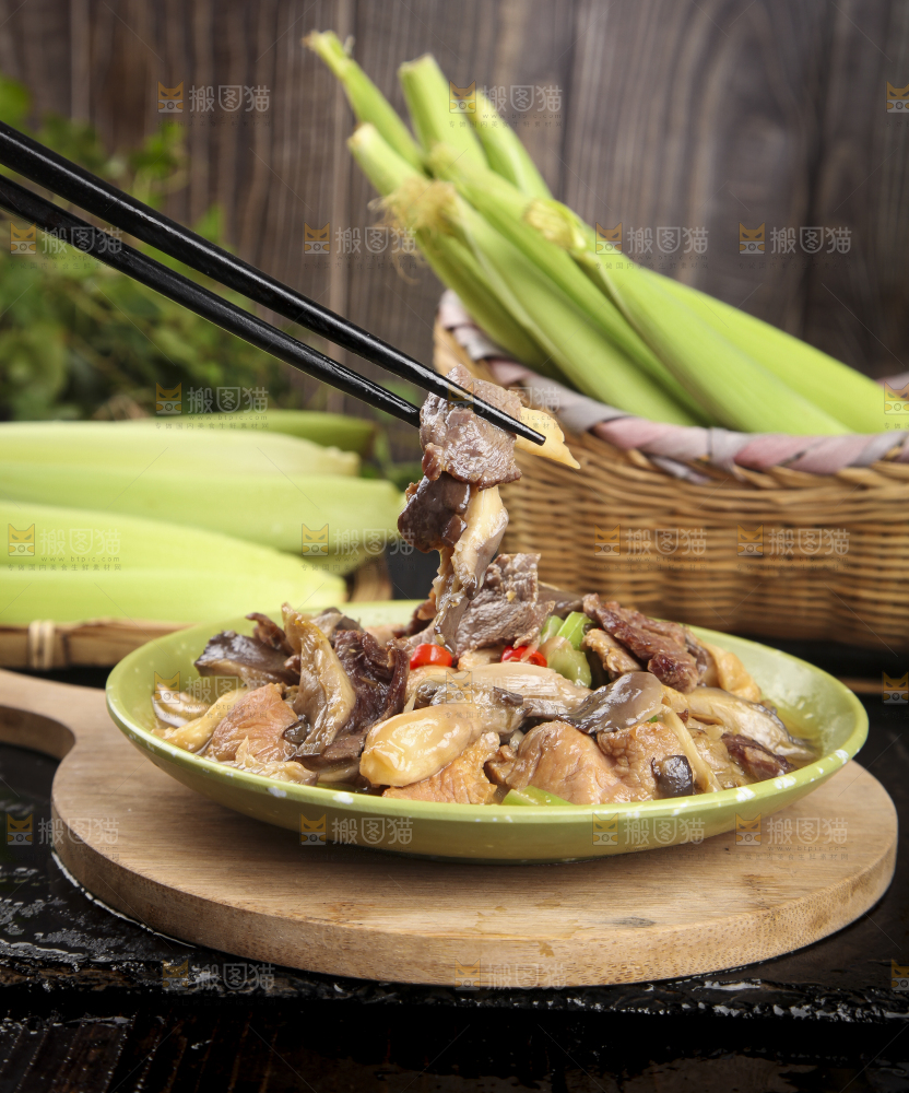 盘子里装着平菇炒肉