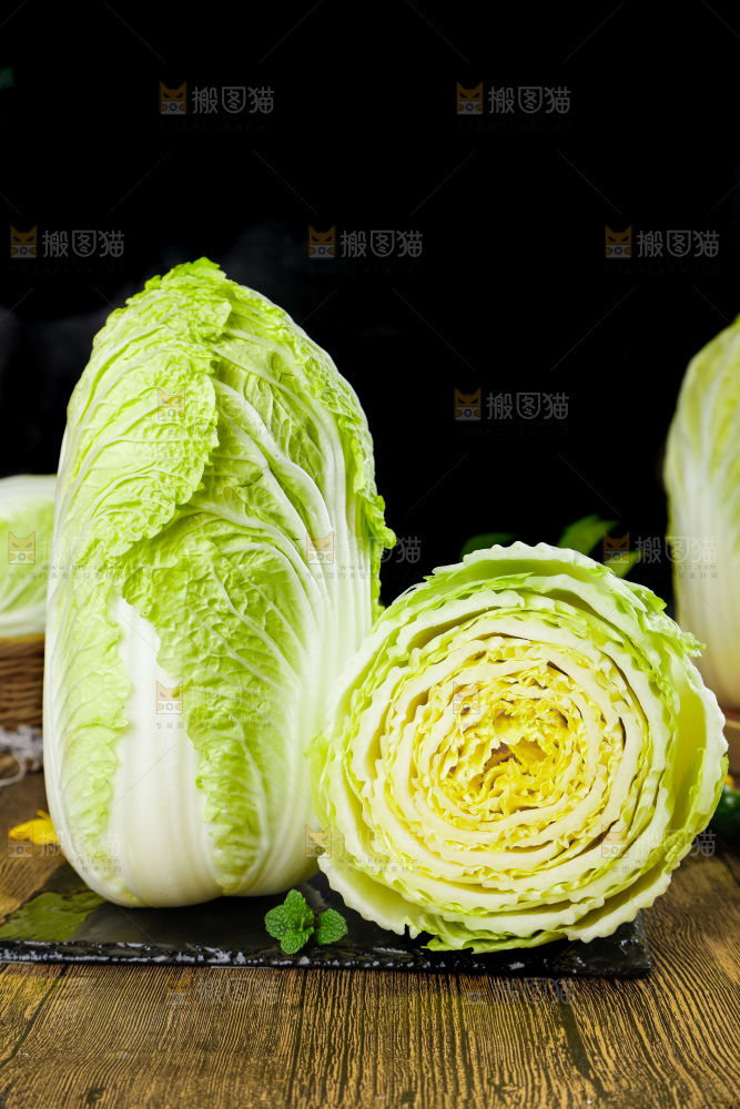 木底上放着切开的山东大白菜