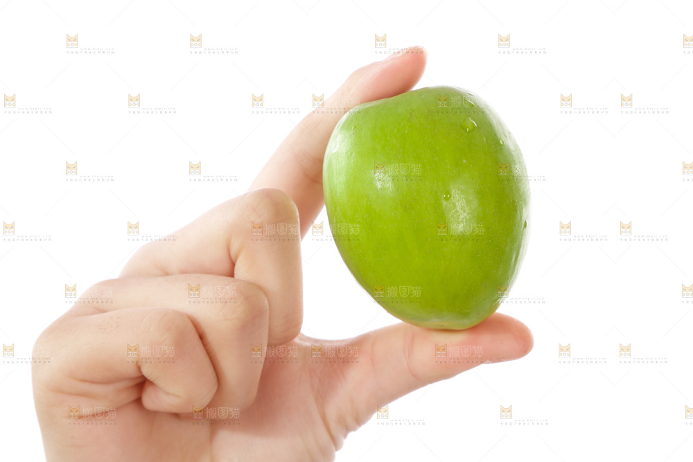 手里拿着牛奶大枣