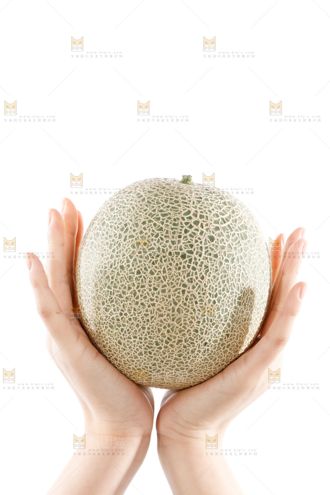 手里捧着哈蜜瓜