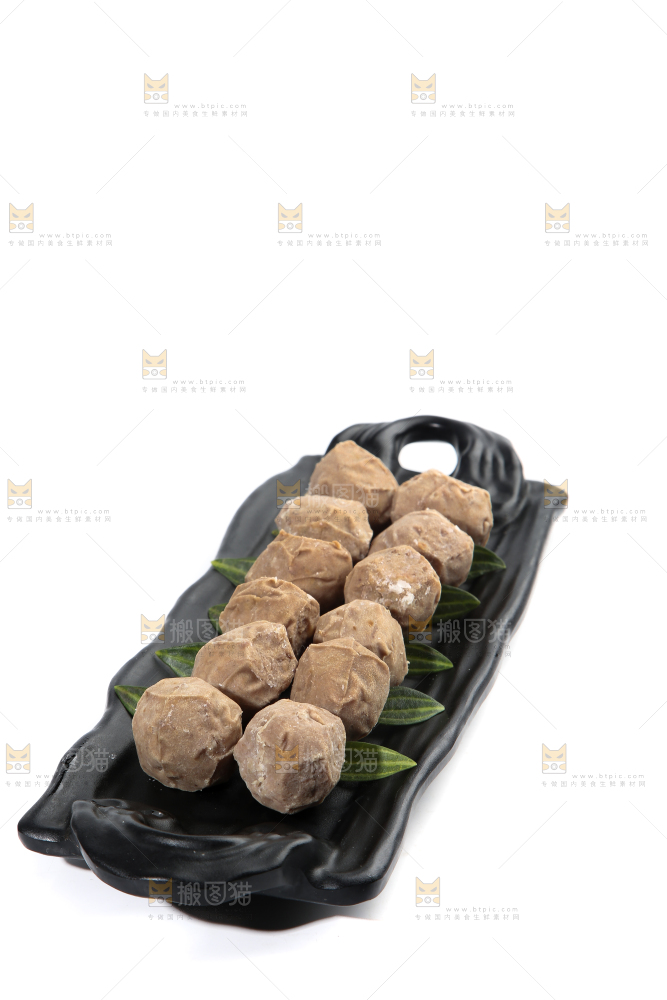 白底上放着一盘手工牛肉丸