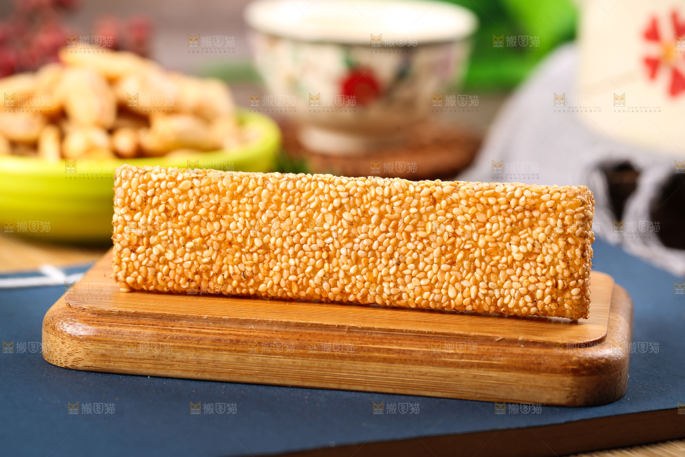 木底上放着牛筋糖
