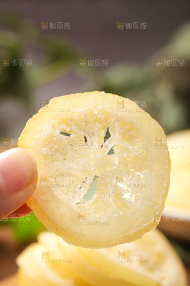 木板上的柠檬片