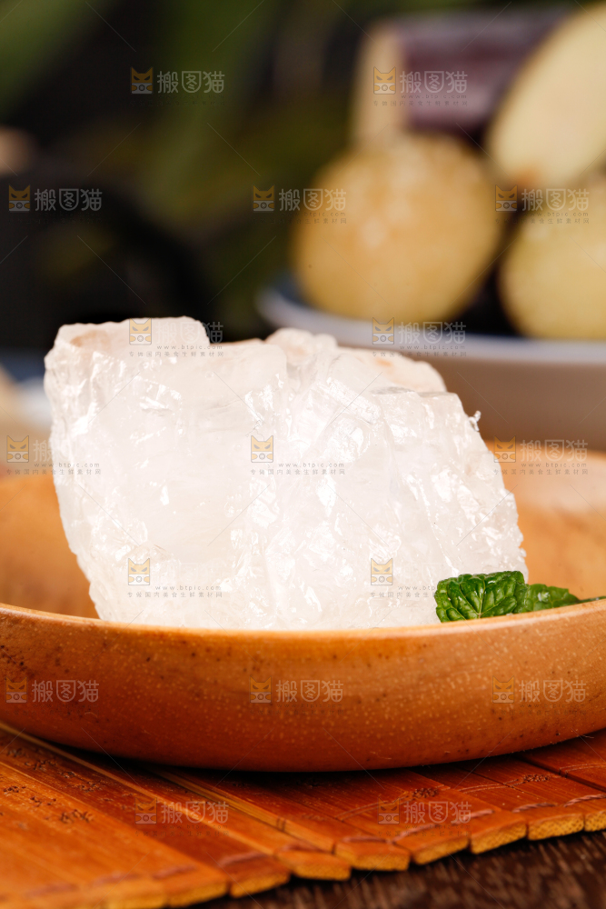 碟子里放着冰糖块