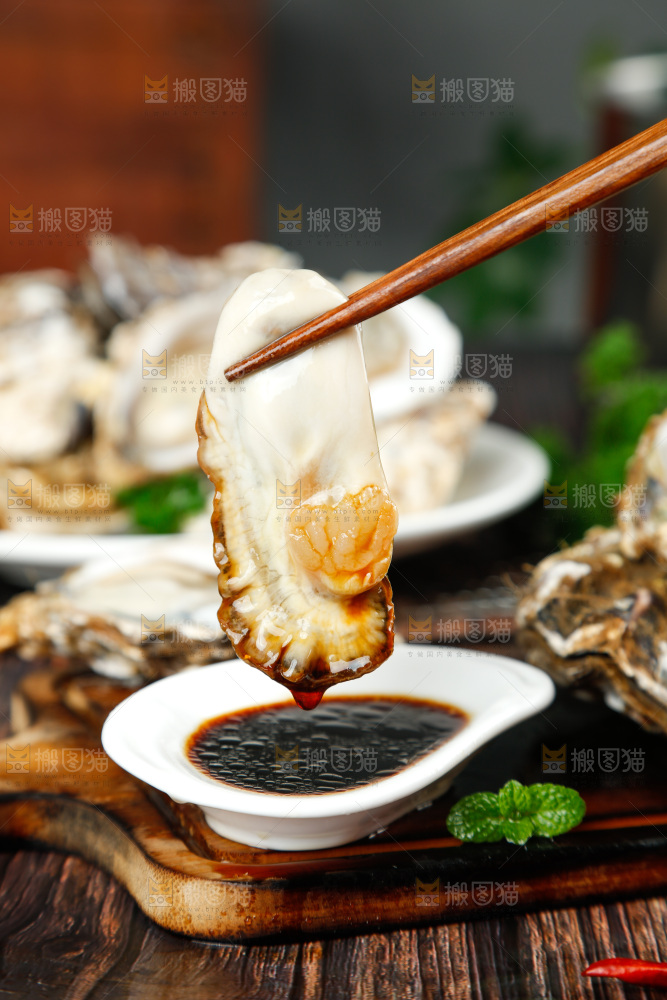 筷子夹着乳山生蚝