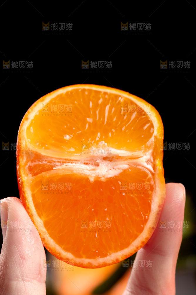 手拿切开的沃柑