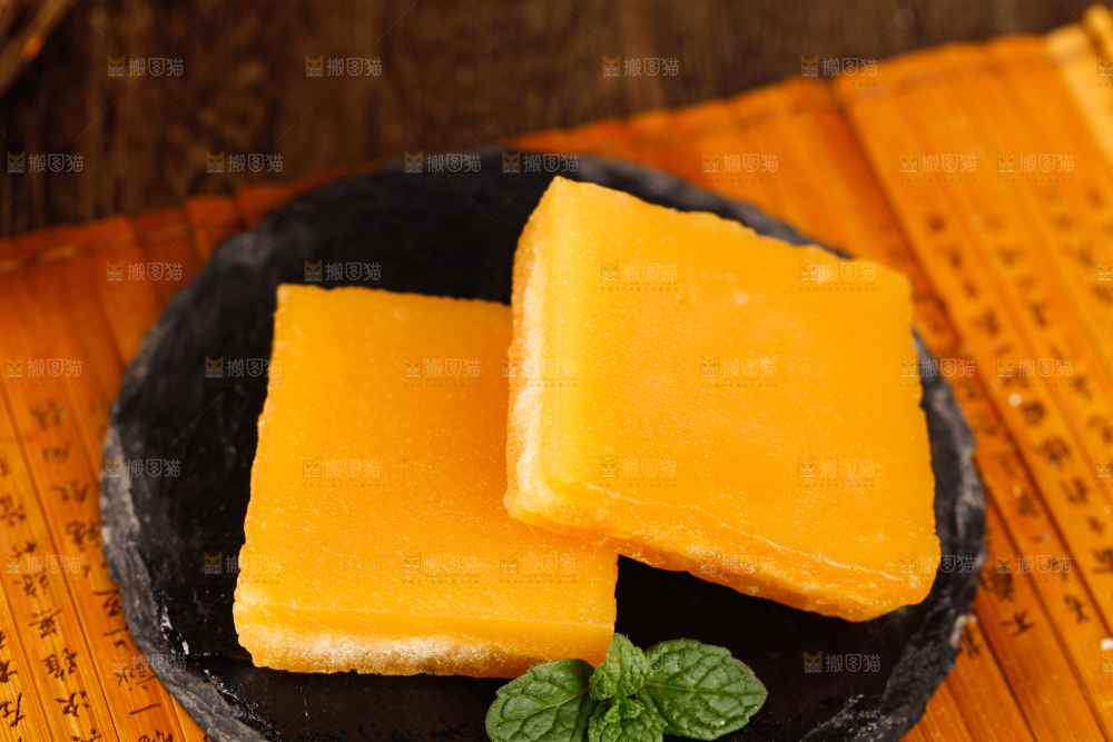 盘子里装着黄糖块