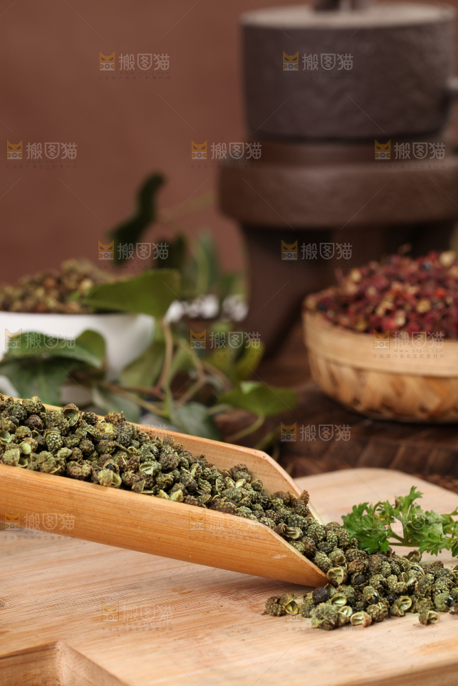 木板上的干青花椒