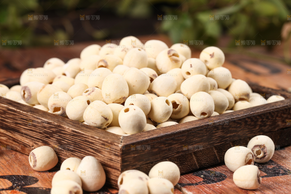 木板上放着九鲤湖白莲子