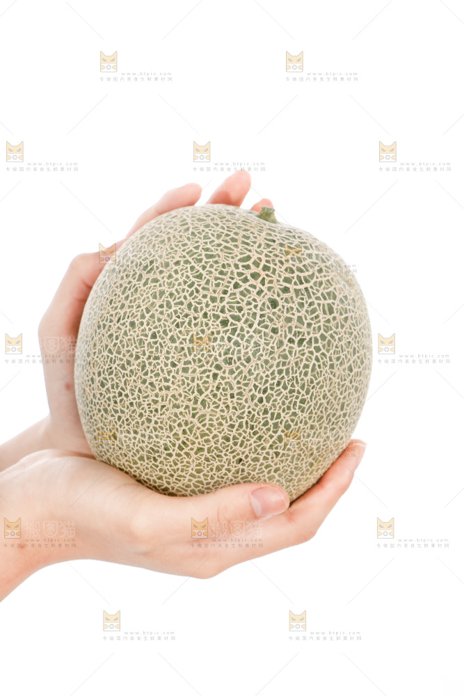 手里捧着哈蜜瓜