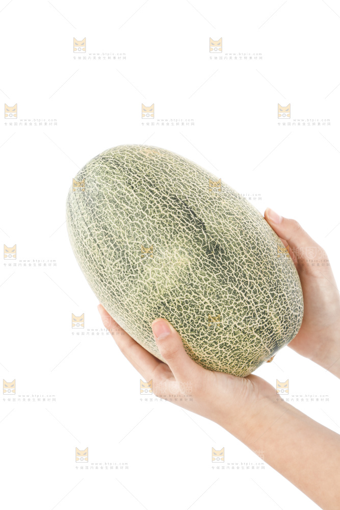 手里抱着哈蜜瓜