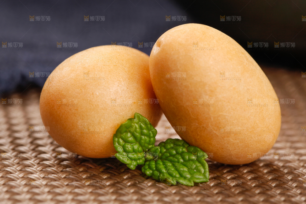 浅底上放着鱼皮花生