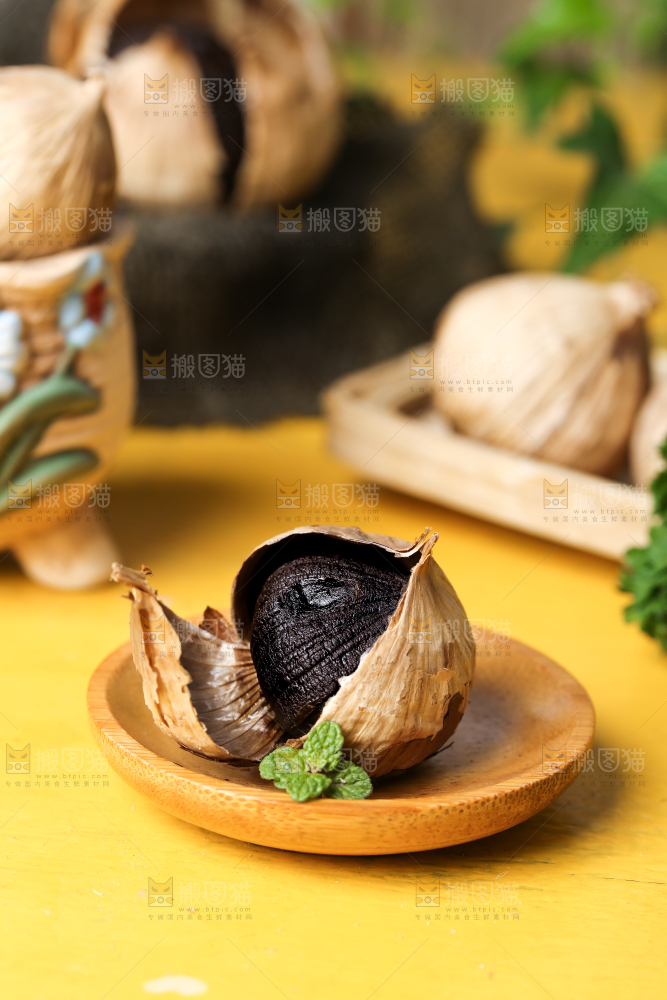 盘子里装着发酵黑蒜