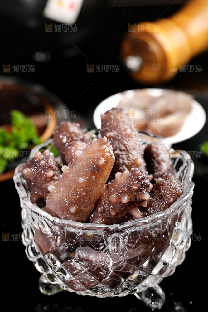 石板上放着一碗海参