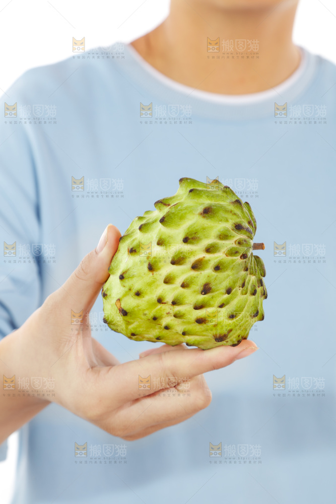 手里拿着释迦果