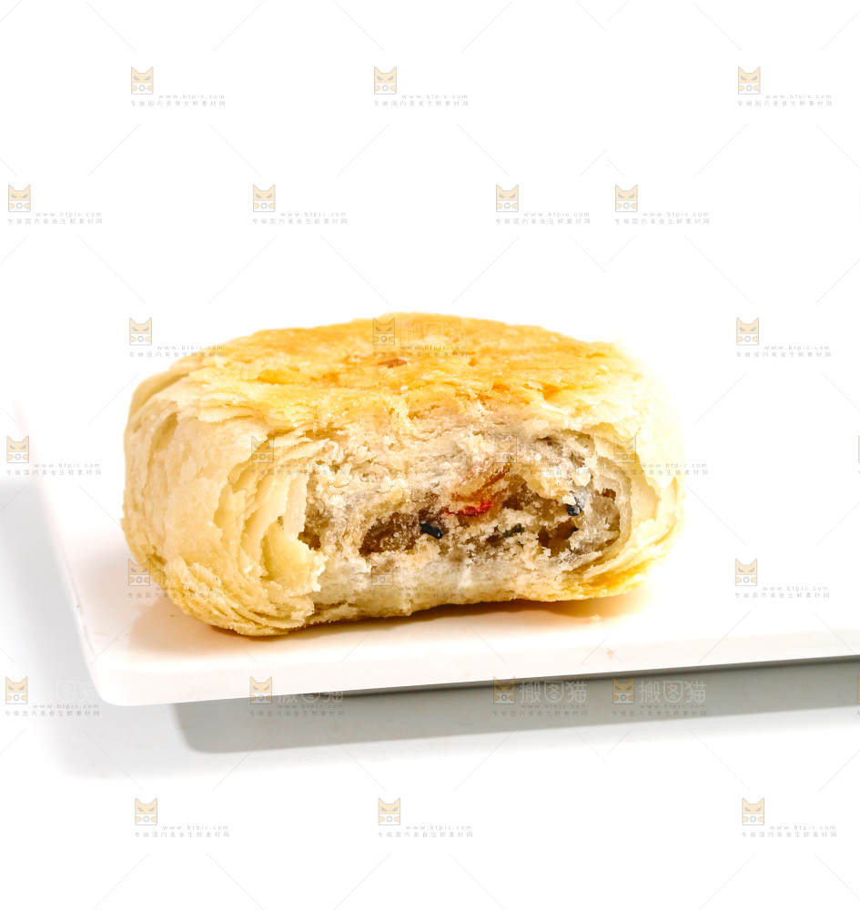 白底上放着一盘酥皮月饼