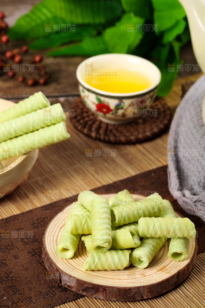盘子里放着抹茶卷
