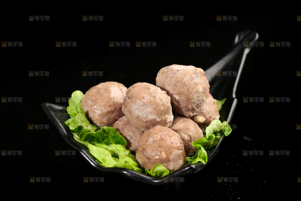 黑底上放着 一碗牛肉丸