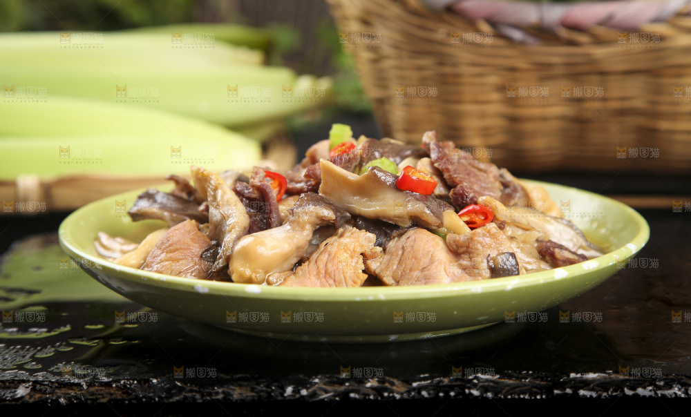盘子里装着平菇炒肉