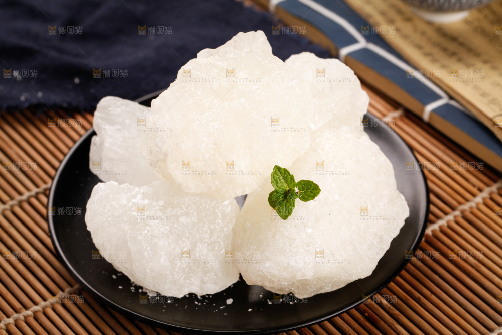 竹垫上摆放着多晶冰糖