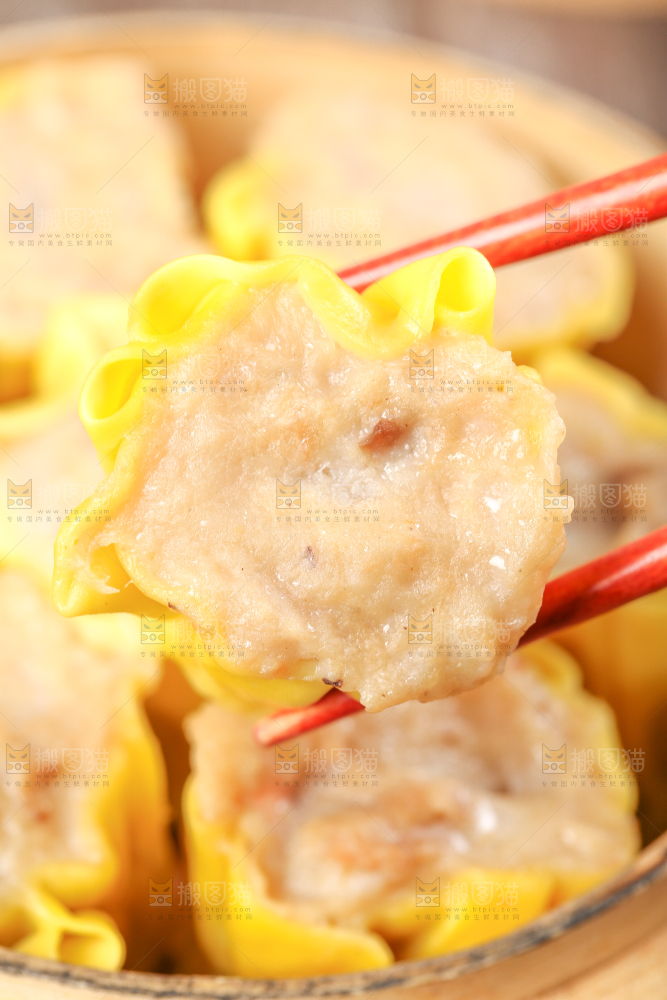 蒸笼里的糯米猪肉烧麦