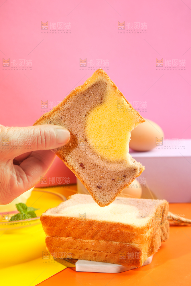 手拿掰开的吐司