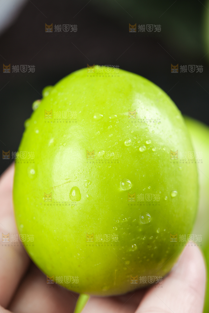 手拿牛奶大青枣