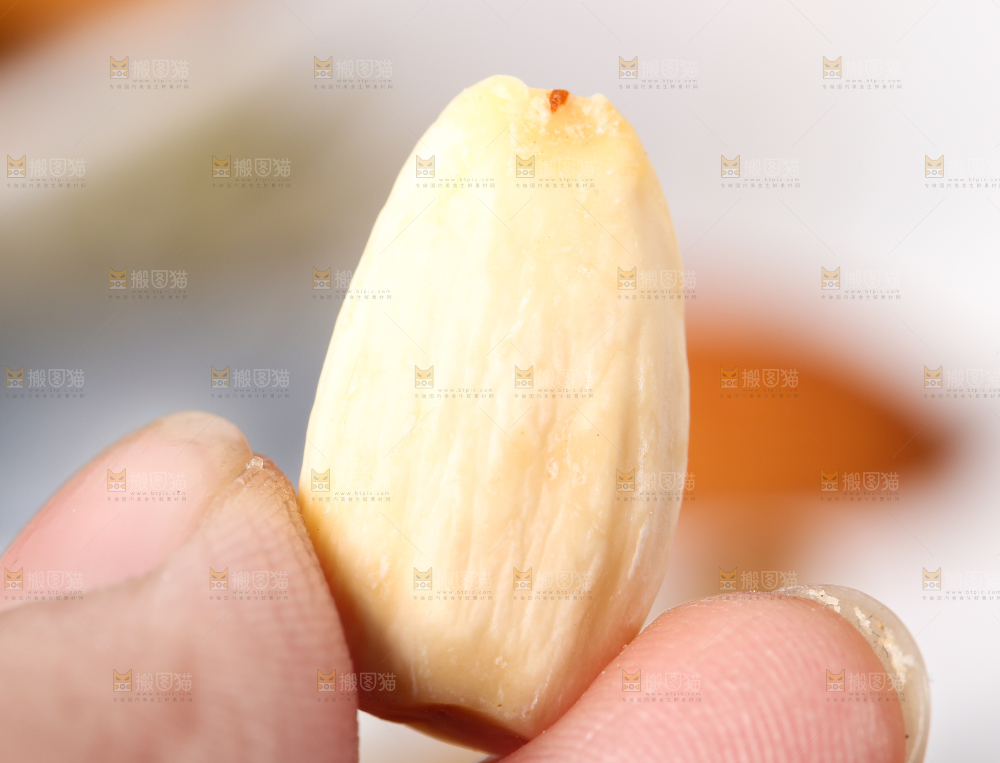 手拿剥皮的巴旦木
