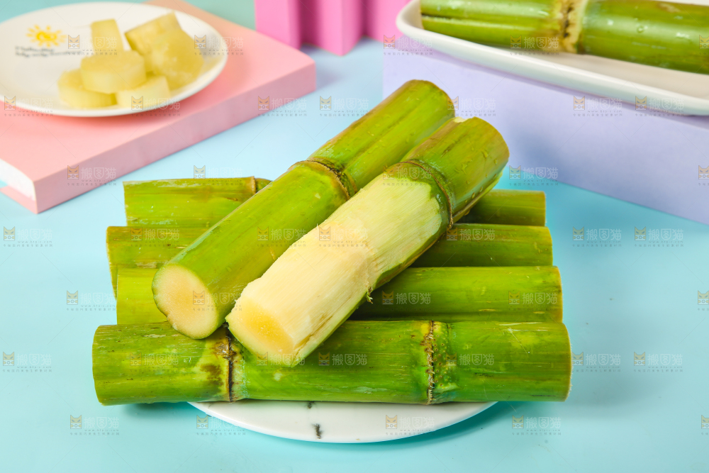 蓝底上放着一盘陶山甘蔗