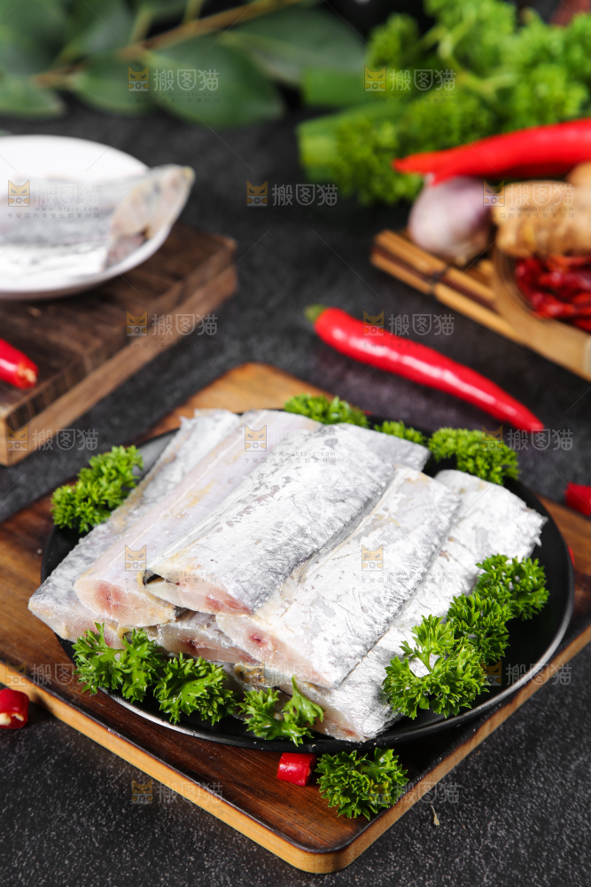 黑石板上放着一盘舟山刀鱼段