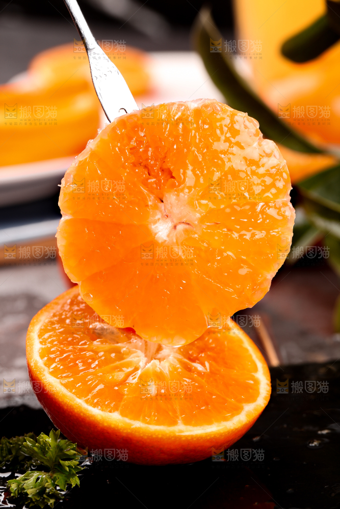 叉子叉着沃柑果肉
