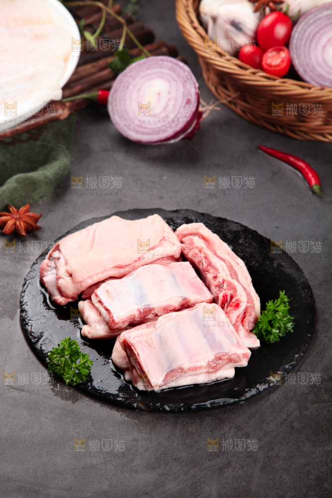 石板上放着羊排骨