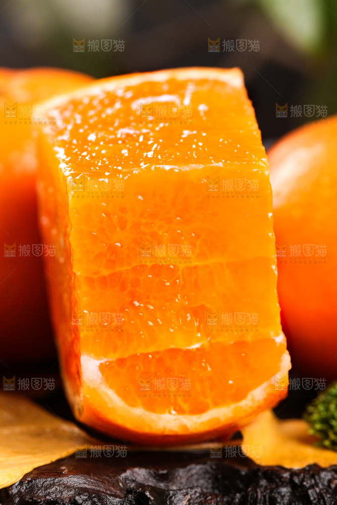 深底上放着切开的沃柑