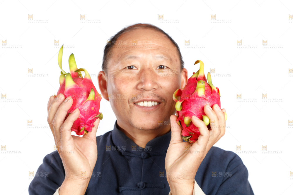 农民手里拿着火龙果