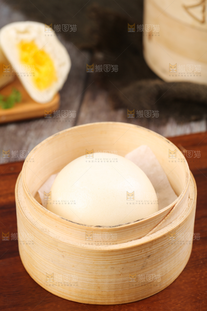 蒸笼里放着奶黄包