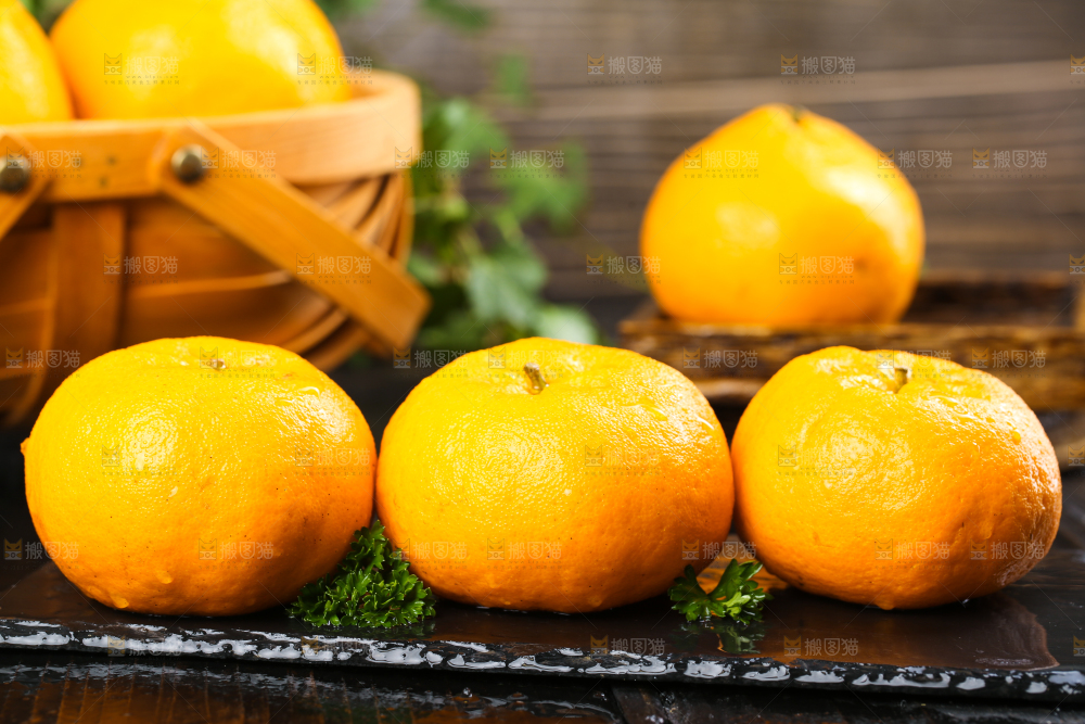 黑石板上的椪柑橘