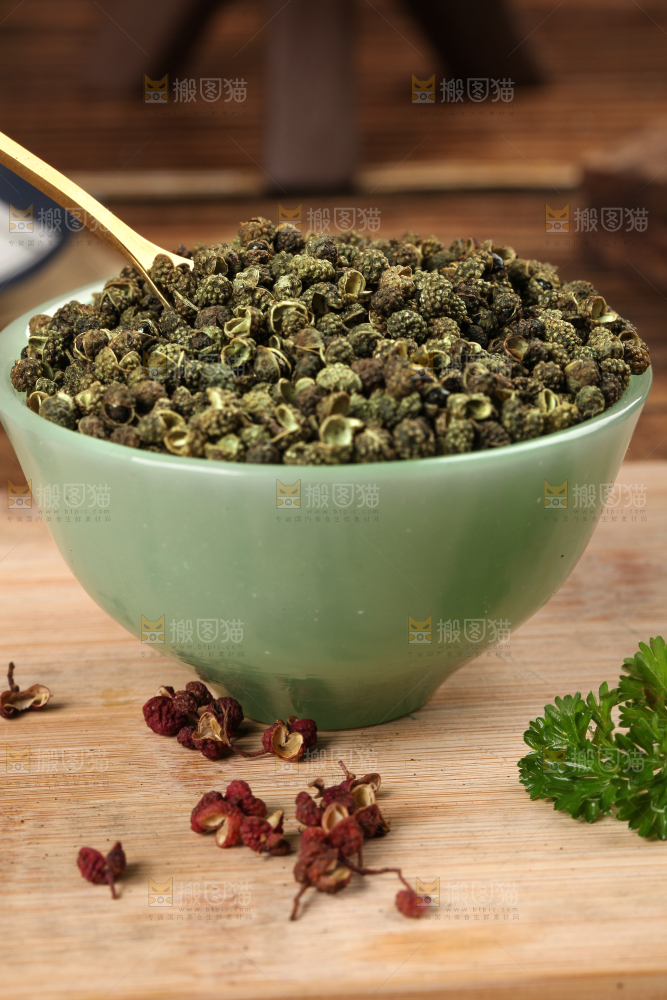 碗里放着青麻椒