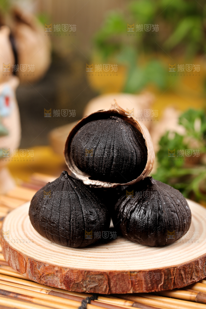 木板上的山东黑蒜头