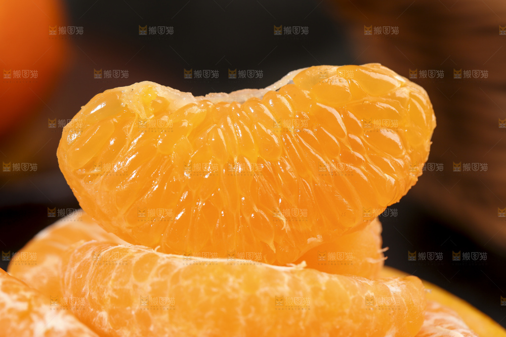 黑石板上的耙耙柑