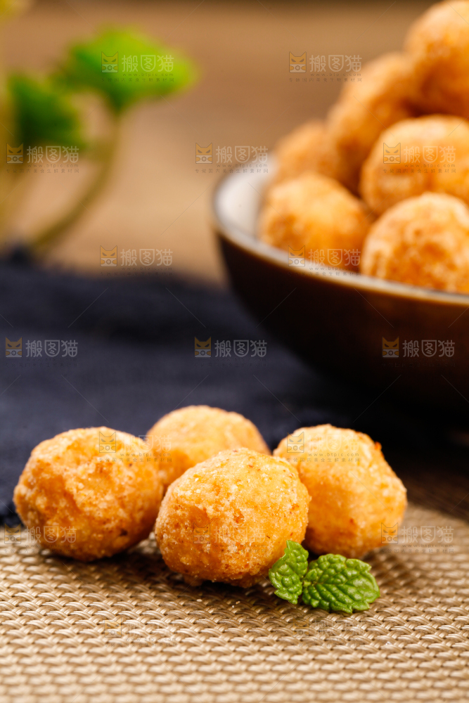 浅底上放着多味花生豆